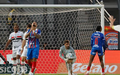 Goleiro Rafael vira alvo após São Paulo x Bahia: 'Vergonhoso'