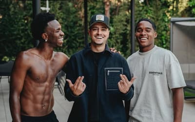 Vini Jr. e Endrick junto ao influenciador Coringa em comemoração