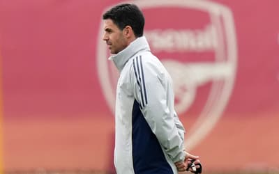 Técnico do Arsenal, Mikel Arteta observa treino do clube inglês