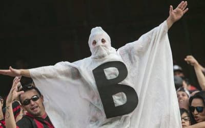 Torcedor fantasiado de 'fantasma do rebaixamento' no Brasileirão