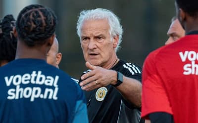 Reviravolta! Técnico de Curaçao pede demissão e antecessor reassume cargo antes da Copa do Mundo