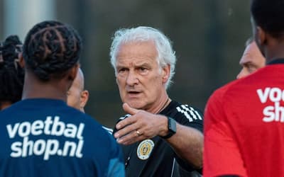 A um mês da Copa do Mundo, treinador de seleção pede demissão; entenda o motivo