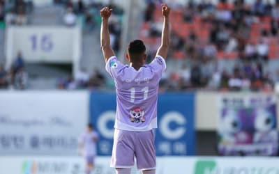 Ex-Palmeiras e Cruzeiro se destaca e vira artilheiro na Coreia