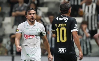 Willian Bigode e Scarpa em encontro durante Atlético-MG e América-MG (Foto: Gilson Lobo/AGIF/Folhapress)