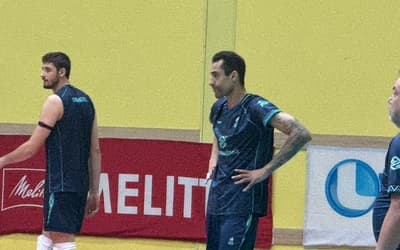 De volta após cinco anos, Douglas Souza treina com a Seleção Brasileira