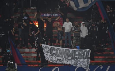 Repórter se emociona ao relatar medo vivido em confusão no jogo do Flamengo