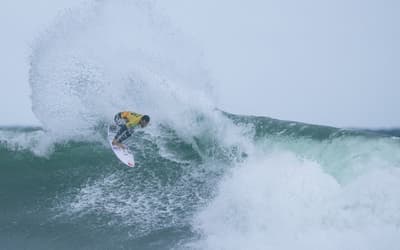 WSL interrompe semifinal entre Italo e Yago após incidente com animal marinho