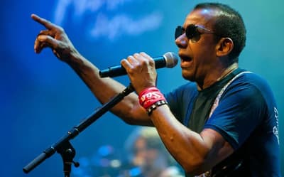 Canal projeta uniforme do Flamengo em homenagem a Jorge Ben Jor; veja