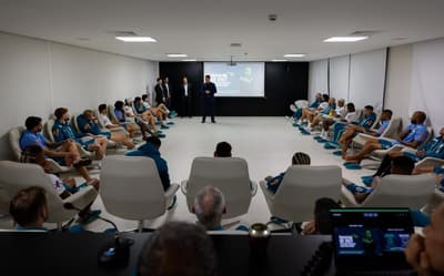 Jogadores da Seleção Brasileira assistem palestra sobre mudanças em regras para Copa