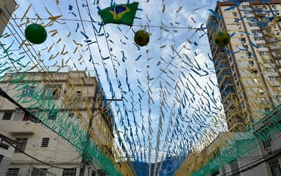 Tradição, inclusão e união: rua no Rio mantém viva a magia da Copa do Mundo; veja fotos