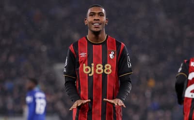 Rayan é homenageado após conquista do Bournemouth na Premier League