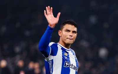 Jornal europeu se encanta por Thiago Silva, após título: 'Não é de desistir'
