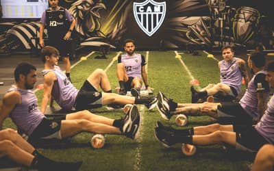 Dúvida na defesa: Confira as opções de Domínguez para escalar o Atlético contra o Ceará