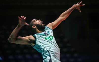 Vivendo recuperação, Wallace admite: 'ficar do lado de fora é complicado'