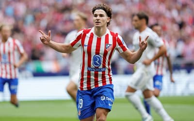 Julián Alvarez comemora gol na goleada do Atletico de Madrid sobre o Real Madrid pelo Campeonato Espanhol (foto: Oscar Del Pozo / AFP)