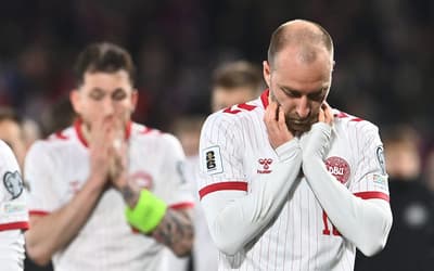 Eriksen desmaia em campo em amistoso da Dinamarca e partida é encerrada