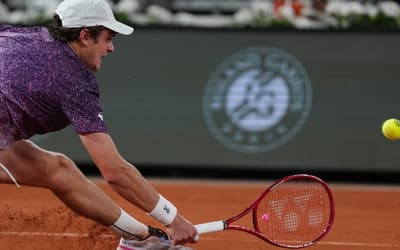 João Fonseca entra para top 5 após maratona de 14 horas em Roland Garros