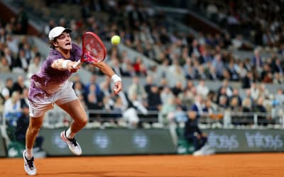João Fonseca é dominado e perde para Mensik nas quartas de Roland Garros