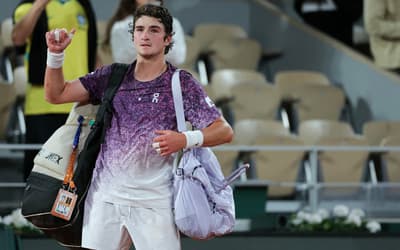 Roland Garros homenageia João Fonseca após eliminação