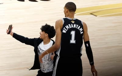 NBA: Torcedor é banido para o resto da vida após selfie com Wembanyama
