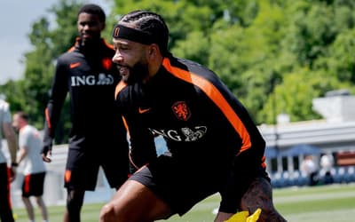 Vídeo: Memphis acerta entrada forte em companheiro durante treino da Holanda