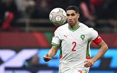 Hakimi em ação por Marrocos contra Camarões, na Copa Africana de Nações