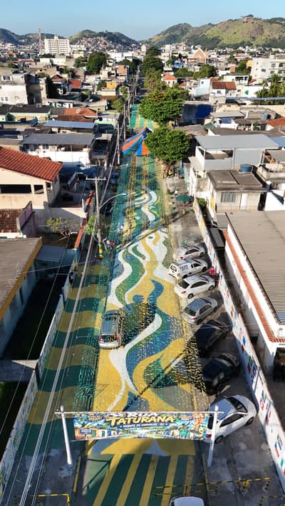 ‘Equipe Rua Taturana’, no Rio, mantém tradição de pintar ruas para a Copa do Mundo desde 1982