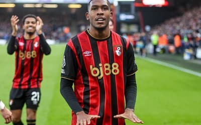 Rayan celebra gol marcado pelo Bournemouth contra o Aston Villa, pela Premier League