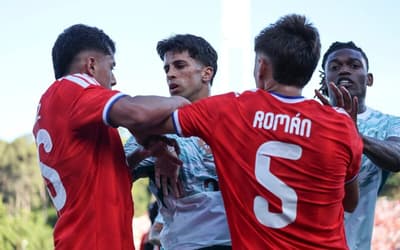 VÍDEO: Rafael Leão dá soco no rosto de jogador do Atlético e é expulso