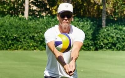 Tom Brady se arrisca no vôlei e brasileiros reagem: 'Profissional'
