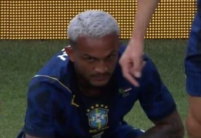 Wesley sentindo lesão no jogo da Seleção (Foto: Reprodução)