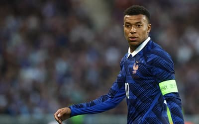 Mbappé em derrota da França para a Costa do Marfim (Foto por FRANCK FIFE / AFP)