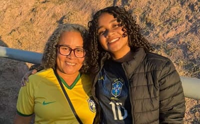 Ao lado da avó, jovem atleta vê Brasil vencer os EUA e alimenta sonho no futebol