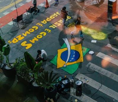 Artista 'Laurinho' fez arte em rua de Ipanema para a Copa do Mundo (Foto: Divulgação)