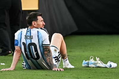Messi sentado no gramado do MetLife Stadium após derrota da Argentina para a Espanha na final da Copa do Mundo