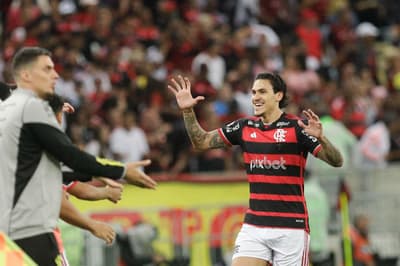 Pedro celebra gol em Flamengo x Cruzeiro