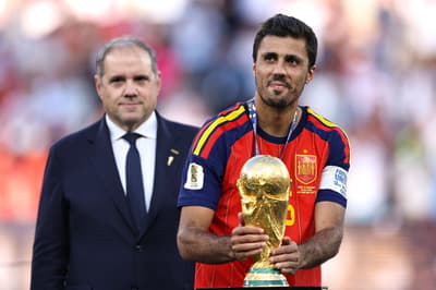 Rodri segura o troféu da Copa do Mundo após a vitória da Espanha sobre a Argentina na final