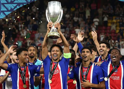 Jogadores do PSG erguem a taça da Supercopa da Uefa