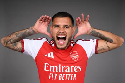 Bruno Guimarães posa com camisa do Arsenal
