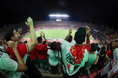 Torcedores do São Paulo no Morumbis em jogo noturno