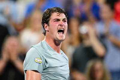 De boca aberta, João Fonseca grita e comemora ponto no jogo contra Casper Ruud pelo Masters 1000 de Montreal
