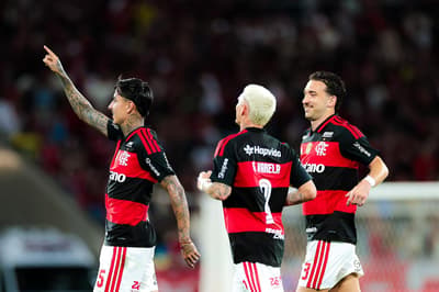 Pulgar comemora seu gol no jogo do Flamengo contra o Vitória pelo Brasileirão