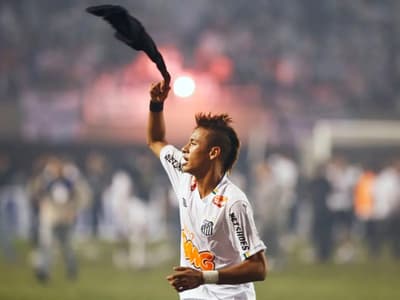 Neymar comemorando o título da Libertadores em 2011