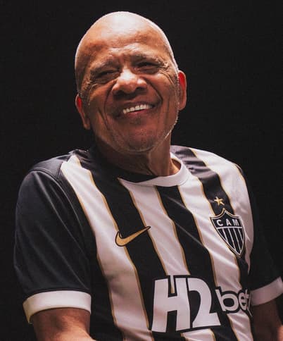 Dadá Maravilha com a nova camisa do Atlético (Foto: Pedro Souza / Atlético)