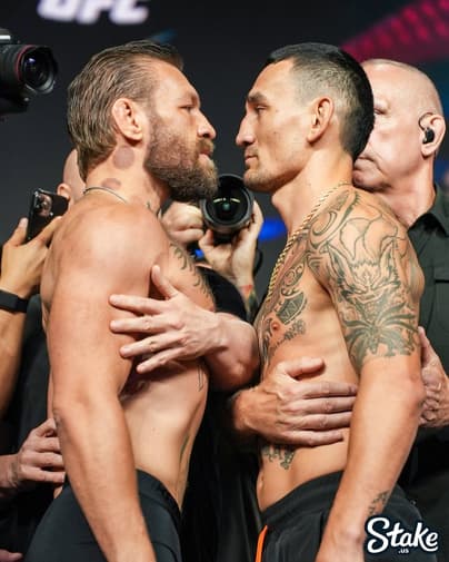 A encarada de Conor McGregor e Max Holloway na pesagem cerimonial do UFC 329