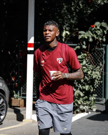 Arboleda embarcou com o elenco do São Paulo (Foto: Rubens Chiri / saopaulofc)