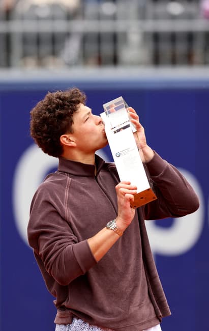 Ben Shelton beija o troféu após vencer Flavio Cobolli na final do ATP de Munique, na Alemanha. (Foto: Alexandra Beier/AFP)