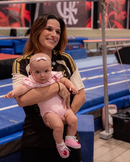 Jade Barbosa leva sua filha, Eva, em treino no Ginásio Cláudio Coutinho (Foto: Paula Reis/Flamengo)