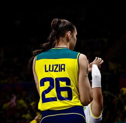 Luzia atuando na Seleção Brasileira (Foto: CBV)