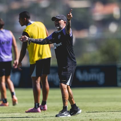 Sampaoli em treino na cidade do galo (Foto: Pedro Souza / Atlético)